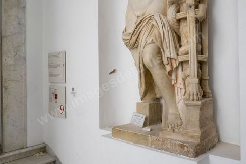 Impacts de balles à côté de la statue d'Apollon en haut de l'escalier utilisé par les terroristes. Visite des salles du musée du Bardo après l'attaque terroriste du 18 mars qui a fait 21 victimes dont 20 étrangers et 1 Tunisien.