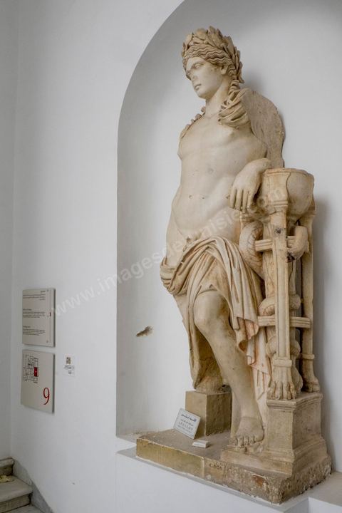 Impacts de balles à côté de la statue d'Apollon en haut de l'escalier utilisé par les terroristes. Visite des salles du musée du Bardo après l'attaque terroriste du 18 mars qui a fait 21 victimes dont 20 étrangers et 1 Tunisien.