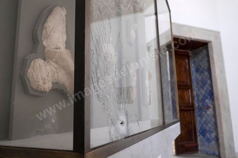 Quelques vitrines touchés par des balles dans les petites salles voisine à la Salle de Virgile. Visite des salles du musée du Bardo après l'attaque terroriste du 18 mars qui a fait 21 victimes dont 20 étrangers et 1 Tunisien.