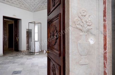 Impact de balles sur les encadrements de porte en marbre dans la Salle de Virgile. Visite des salles du musée du Bardo après l'attaque terroriste du 18 mars qui a fait 21 victimes dont 20 étrangers et 1 Tunisien.