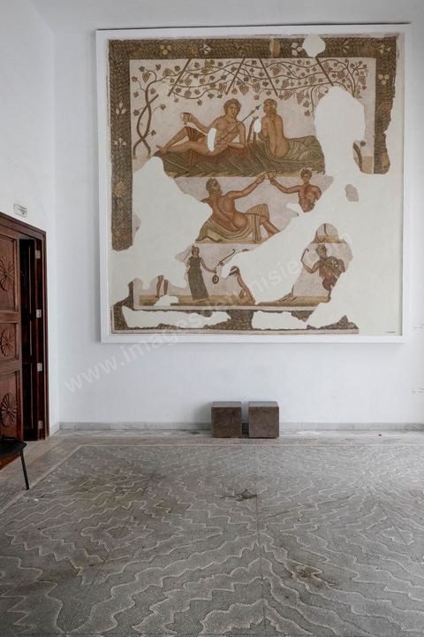 Trace de sang sur une mosaique au sol dans les couloirs du musée. Visite des salles du musée du Bardo après l'attaque terroriste du 18 mars qui a fait 21 victimes dont 20 étrangers et 1 Tunisien.