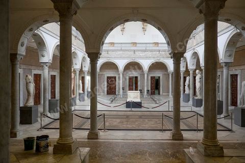 La galerie de Carthage. Visite des salles du musée du Bardo après l'attaque terroriste du 18 mars qui a fait 21 victimes dont 20 étrangers et 1 Tunisien.