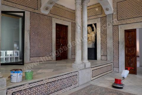Après l'enquête policière, la galerie de Carthage en cours de nettoyage pour l'ouverture du musée au public le 24 mars. Visite des salles du musée du Bardo après l'attaque terroriste du 18 mars qui a fait 21 victimes dont 20 étrangers et 1 Tunisien.