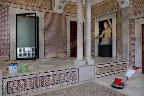 Après l'enquête policière, la galerie de Carthage en cours de nettoyage pour l'ouverture du musée au public le 24 mars. Visite des salles du musée du Bardo après l'attaque terroriste du 18 mars qui a fait 21 victimes dont 20 étrangers et 1 Tunisien.