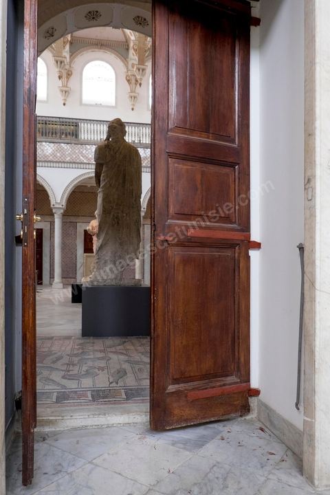 Trace de sang dans un recoin menant à la galerie de Carthage. Visite des salles du musée du Bardo après l'attaque terroriste du 18 mars qui a fait 21 victimes dont 20 étrangers et 1 Tunisien.