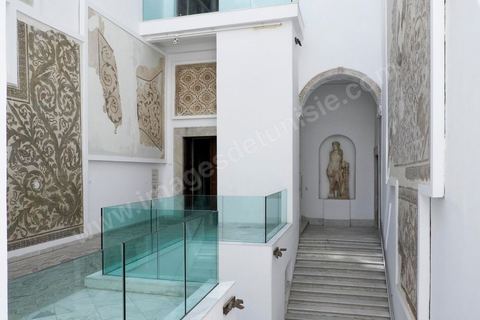 Le grand escalier utilisé par les terroristes avec la statue d'Apollon Visite des salles du musée du Bardo après l'attaque terroriste du 18 mars qui a fait 21 victimes dont 20 étrangers et 1 Tunisien.