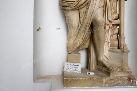 Impacts de balles à côté de la statue d'Apollon en haut de l'escalier utilisé par les terroristes. Visite des salles du musée du Bardo après l'attaque terroriste du 18 mars qui a fait 21 victimes dont 20 étrangers et 1 Tunisien.