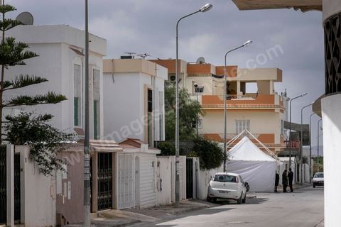 la maison de la famille de Yassine Labidi, l'un des deux terroristes abattus de l'attaque du musée du Bardo, domine de ses trois niveaux la petite cité. Trois rues, quelques maisons récentes sur une colline de la banlieue ouest de Tunis entre le quartier populaire de la Cité Omrane Supérieur et le nouveau quartier des jardins d'El Menzah.