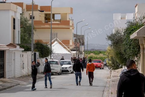 la maison de la famille de Yassine Labidi, l'un des deux terroristes abattus de l'attaque du musée du Bardo, domine de ses trois niveaux la petite cité. Trois rues, quelques maisons récentes sur une colline de la banlieue ouest de Tunis entre le quartier populaire de la Cité Omrane Supérieur et le nouveau quartier des jardins d'El Menzah.