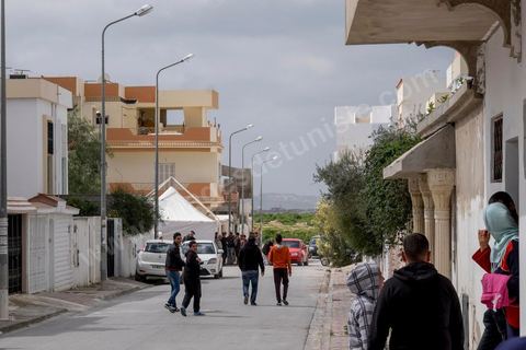 la maison de la famille de Yassine Labidi, l'un des deux terroristes abattus de l'attaque du musée du Bardo, domine de ses trois niveaux la petite cité. Trois rues, quelques maisons récentes sur une colline de la banlieue ouest de Tunis entre le quartier populaire de la Cité Omrane Supérieur et le nouveau quartier des jardins d'El Menzah.