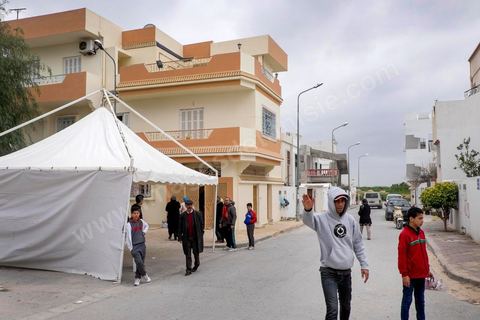 Devant la maison de Yassine Abidi, l'un des deux terroristes abattus au musée du Bardo, les proches de la famille consternée essaient de comprendre ce qui a pu pousser ce jeune à un tel acte. Ici le frère de yassine.