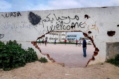 Dans ces quartiers populaires, les jeunes se plaignent d'infrastructures sportives et culturelles inexistantes ou abandonnées. ici le terrain de foot près de chez Yassine Labidi. les jeunes disent ne peu connaitre Yassine qui sortait juste pour aller au travail.
