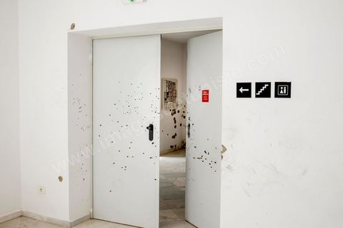 22 mars 2015 Musée du Bardo, Escalier où les deux terroristes de l'attaque du musée du Bardo ont été abbatus par la police tunisienne. les très nombreux impacts de balles sur les murs confirment des échanges de tirs très importants entre la police et les deux terroristes. 