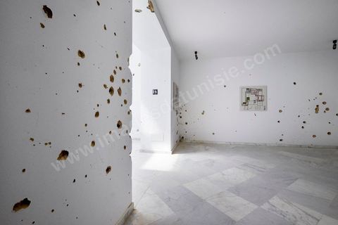22 mars 2015 Musée du Bardo, Escalier où les deux terroristes de l'attaque du musée du Bardo ont été abbatus par la police tunisienne. les très nombreux impacts de balles sur les murs confirment des échanges de tirs très importants entre la police et les deux terroristes. 