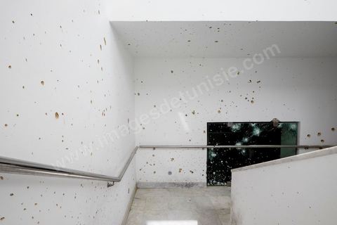 22 mars 2015 Musée du Bardo, Escalier où les deux terroristes de l'attaque du musée du Bardo ont été abbatus par la police tunisienne. les très nombreux impacts de balles sur les murs confirment des échanges de tirs très importants entre la police et les deux terroristes. 