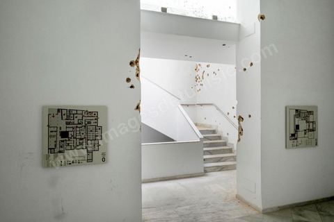22 mars 2015 Musée du Bardo, Escalier où les deux terroristes de l'attaque du musée du Bardo ont été abbatus par la police tunisienne. les très nombreux impacts de balles sur les murs confirment des échanges de tirs très importants entre la police et les deux terroristes. 