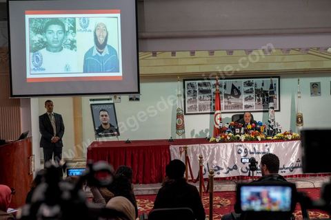 26 mars 2015 : Projection sur écran du portrait d'un troisième terroriste recherché par la police. Conférence de presse du ministre de l’Intérieur Najem Gharsalli, à la Direction générale des unités d’intervention à Bouchoucha. Il est revenu sur les détails de l’attaque terroriste du 18 mars, au musée du Bardo.