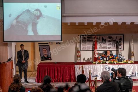 26 mars 2015 : Projection sur écran des images des deux terroristes abattus par la BAT. Conférence de presse du ministre de l’Intérieur Najem Gharsalli, à la Direction générale des unités d’intervention à Bouchoucha. Il est revenu sur les détails de l’attaque terroriste du 18 mars, au musée du Bardo.