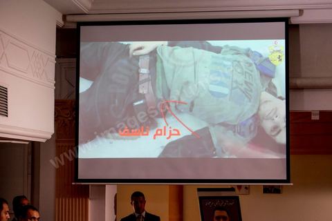 26 mars 2015 : Projection sur écran des images de la ceitnure d'explosif, SEMTEX, porté par un des deux terroristes. Conférence de presse du ministre de l’Intérieur Najem Gharsalli, à la Direction générale des unités d’intervention à Bouchoucha. Il est revenu sur les détails de l’attaque terroriste du 18 mars, au musée du Bardo.
