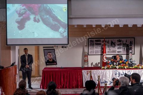 26 mars 2015 : Projection sur écran des images des deux terroristes abattus par la BAT. Conférence de presse du ministre de l’Intérieur Najem Gharsalli, à la Direction générale des unités d’intervention à Bouchoucha. Il est revenu sur les détails de l’attaque terroriste du 18 mars, au musée du Bardo.