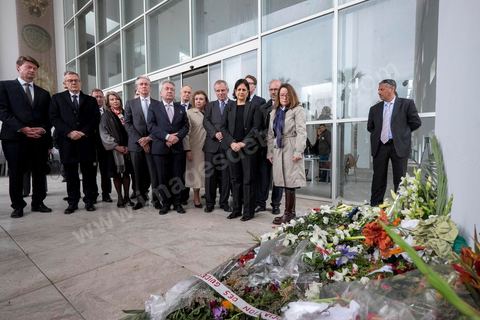 26 mars 2015 : une quinzaine d'ambassadeurs de l'Union Européenne ont été recus par la ministre de la Culture tunisienne pour un dépot de gerbe et une minute de silence en hommage aux victimes de l'attaque terroriste du musée du Bardo à Tunis. après cela ils seront guidés pour une visite de l'intérieur du musée et des lieux des attaques et dégats. 