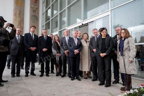 26 mars 2015 : une quinzaine d'ambassadeurs de l'Union Européenne ont été recus par la ministre de la Culture tunisienne pour un dépot de gerbe et une minute de silence en hommage aux victimes de l'attaque terroriste du musée du Bardo à Tunis. après cela ils seront guidés pour une visite de l'intérieur du musée et des lieux des attaques et dégats. 