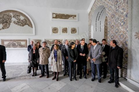 26 mars 2015 : une quinzaine d'ambassadeurs de l'Union Européenne ont été recus par la ministre de la Culture tunisienne pour un dépot de gerbe et une minute de silence en hommage aux victimes de l'attaque terroriste du musée du Bardo à Tunis. après cela ils seront guidés pour une visite de l'intérieur du musée et des lieux des attaques et dégats. 