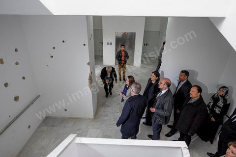 26 mars 2015 : une quinzaine d'ambassadeurs de l'Union Européenne ont été recus par la ministre de la Culture tunisienne pour un dépot de gerbe et une minute de silence en hommage aux victimes de l'attaque terroriste du musée du Bardo à Tunis. après cela ils seront guidés pour une visite de l'intérieur du musée et des lieux des attaques et dégats. 