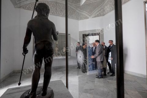 26 mars 2015 : une quinzaine d'ambassadeurs de l'Union Européenne ont été recus par la ministre de la Culture tunisienne pour un dépot de gerbe et une minute de silence en hommage aux victimes de l'attaque terroriste du musée du Bardo à Tunis. après cela ils seront guidés pour une visite de l'intérieur du musée et des lieux des attaques et dégats. 