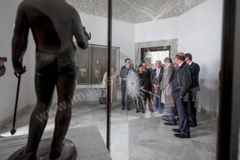 26 mars 2015 : une quinzaine d'ambassadeurs de l'Union Européenne ont été recus par la ministre de la Culture tunisienne pour un dépot de gerbe et une minute de silence en hommage aux victimes de l'attaque terroriste du musée du Bardo à Tunis. après cela ils seront guidés pour une visite de l'intérieur du musée et des lieux des attaques et dégats. 