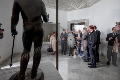26 mars 2015 : une quinzaine d'ambassadeurs de l'Union Européenne ont été recus par la ministre de la Culture tunisienne pour un dépot de gerbe et une minute de silence en hommage aux victimes de l'attaque terroriste du musée du Bardo à Tunis. après cela ils seront guidés pour une visite de l'intérieur du musée et des lieux des attaques et dégats. 