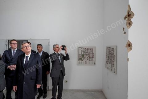 26 mars 2015 : une quinzaine d'ambassadeurs de l'Union Européenne ont été recus par la ministre de la Culture tunisienne pour un dépot de gerbe et une minute de silence en hommage aux victimes de l'attaque terroriste du musée du Bardo à Tunis. après cela ils seront guidés pour une visite de l'intérieur du musée et des lieux des attaques et dégats. 