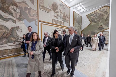 26 mars 2015 : une quinzaine d'ambassadeurs de l'Union Européenne ont été recus par la ministre de la Culture tunisienne pour un dépot de gerbe et une minute de silence en hommage aux victimes de l'attaque terroriste du musée du Bardo à Tunis. après cela ils seront guidés pour une visite de l'intérieur du musée et des lieux des attaques et dégats. 