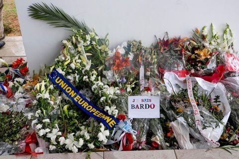 26 mars 2015 : une quinzaine d'ambassadeurs de l'Union Européenne ont été recus par la ministre de la Culture tunisienne pour un dépot de gerbe et une minute de silence en hommage aux victimes de l'attaque terroriste du musée du Bardo à Tunis. après cela ils seront guidés pour une visite de l'intérieur du musée et des lieux des attaques et dégats. 