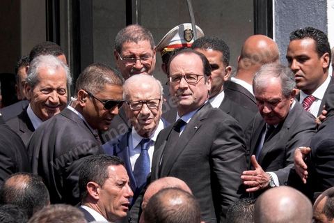 29 mars 2015 : Le président tunisien Béji Caïd Essebsi et plusieurs hauts responsables étrangers ont rejoint ce dimanche à la mi-journée la marche "contre le terrorisme" organisée à Tunis en réaction à l'attaque contre le musée du Bardo. Des dizaines de milliers de Tunisiens y participent. "Un grand salut au peuple tunisien qui a prouvé qu'il ne céderait pas au terrorisme. Merci à tous et je dis au peuple tunisien : En avant! tu n'es pas seul", a lancé Essebsi.François Hollande et le Premier ministre italien Matteo Renzi ainsi que le président gabonais Ali Bongo et son homologue palestinien Mahmoud Abbas ont participé à ce défilé d'officiels en lisière du musée. Ce défilé officiel a longé l'enceinte où se trouvent le Parlement et le musée du Bardo, théâtre de l'attaque du 18 mars dans laquelle ont péri 22 personnes. Les politiques ont ensuite inauguré une stèle portant les noms des victimes. 