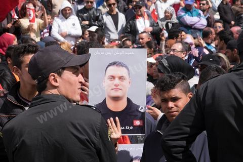 29 mars 2015 : Le président tunisien Béji Caïd Essebsi et plusieurs hauts responsables étrangers ont rejoint ce dimanche à la mi-journée la marche "contre le terrorisme" organisée à Tunis en réaction à l'attaque contre le musée du Bardo. Des dizaines de milliers de Tunisiens y participent. "Un grand salut au peuple tunisien qui a prouvé qu'il ne céderait pas au terrorisme. Merci à tous et je dis au peuple tunisien : En avant! tu n'es pas seul", a lancé Essebsi.François Hollande et le Premier ministre italien Matteo Renzi ainsi que le président gabonais Ali Bongo et son homologue palestinien Mahmoud Abbas ont participé à ce défilé d'officiels en lisière du musée. Ce défilé officiel a longé l'enceinte où se trouvent le Parlement et le musée du Bardo, théâtre de l'attaque du 18 mars dans laquelle ont péri 22 personnes. Les politiques ont ensuite inauguré une stèle portant les noms des victimes. 