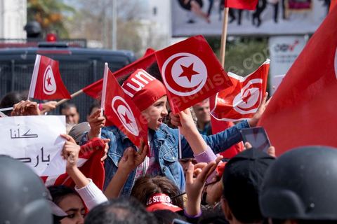 29 mars 2015 : Le président tunisien Béji Caïd Essebsi et plusieurs hauts responsables étrangers ont rejoint ce dimanche à la mi-journée la marche "contre le terrorisme" organisée à Tunis en réaction à l'attaque contre le musée du Bardo. Des dizaines de milliers de Tunisiens y participent. "Un grand salut au peuple tunisien qui a prouvé qu'il ne céderait pas au terrorisme. Merci à tous et je dis au peuple tunisien : En avant! tu n'es pas seul", a lancé Essebsi.François Hollande et le Premier ministre italien Matteo Renzi ainsi que le président gabonais Ali Bongo et son homologue palestinien Mahmoud Abbas ont participé à ce défilé d'officiels en lisière du musée. Ce défilé officiel a longé l'enceinte où se trouvent le Parlement et le musée du Bardo, théâtre de l'attaque du 18 mars dans laquelle ont péri 22 personnes. Les politiques ont ensuite inauguré une stèle portant les noms des victimes. 