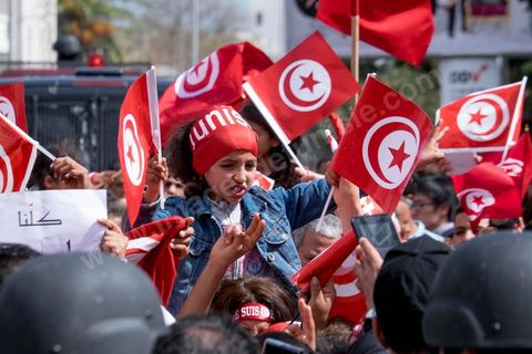 29 mars 2015 : Le président tunisien Béji Caïd Essebsi et plusieurs hauts responsables étrangers ont rejoint ce dimanche à la mi-journée la marche "contre le terrorisme" organisée à Tunis en réaction à l'attaque contre le musée du Bardo. Des dizaines de milliers de Tunisiens y participent. "Un grand salut au peuple tunisien qui a prouvé qu'il ne céderait pas au terrorisme. Merci à tous et je dis au peuple tunisien : En avant! tu n'es pas seul", a lancé Essebsi.François Hollande et le Premier ministre italien Matteo Renzi ainsi que le président gabonais Ali Bongo et son homologue palestinien Mahmoud Abbas ont participé à ce défilé d'officiels en lisière du musée. Ce défilé officiel a longé l'enceinte où se trouvent le Parlement et le musée du Bardo, théâtre de l'attaque du 18 mars dans laquelle ont péri 22 personnes. Les politiques ont ensuite inauguré une stèle portant les noms des victimes. 