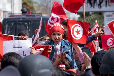 29 mars 2015 : Le président tunisien Béji Caïd Essebsi et plusieurs hauts responsables étrangers ont rejoint ce dimanche à la mi-journée la marche "contre le terrorisme" organisée à Tunis en réaction à l'attaque contre le musée du Bardo. Des dizaines de milliers de Tunisiens y participent. "Un grand salut au peuple tunisien qui a prouvé qu'il ne céderait pas au terrorisme. Merci à tous et je dis au peuple tunisien : En avant! tu n'es pas seul", a lancé Essebsi.François Hollande et le Premier ministre italien Matteo Renzi ainsi que le président gabonais Ali Bongo et son homologue palestinien Mahmoud Abbas ont participé à ce défilé d'officiels en lisière du musée. Ce défilé officiel a longé l'enceinte où se trouvent le Parlement et le musée du Bardo, théâtre de l'attaque du 18 mars dans laquelle ont péri 22 personnes. Les politiques ont ensuite inauguré une stèle portant les noms des victimes. 