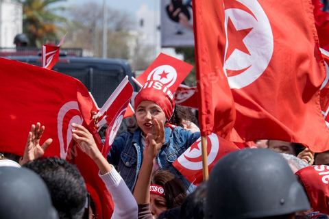 29 mars 2015 : Le président tunisien Béji Caïd Essebsi et plusieurs hauts responsables étrangers ont rejoint ce dimanche à la mi-journée la marche "contre le terrorisme" organisée à Tunis en réaction à l'attaque contre le musée du Bardo. Des dizaines de milliers de Tunisiens y participent. "Un grand salut au peuple tunisien qui a prouvé qu'il ne céderait pas au terrorisme. Merci à tous et je dis au peuple tunisien : En avant! tu n'es pas seul", a lancé Essebsi.François Hollande et le Premier ministre italien Matteo Renzi ainsi que le président gabonais Ali Bongo et son homologue palestinien Mahmoud Abbas ont participé à ce défilé d'officiels en lisière du musée. Ce défilé officiel a longé l'enceinte où se trouvent le Parlement et le musée du Bardo, théâtre de l'attaque du 18 mars dans laquelle ont péri 22 personnes. Les politiques ont ensuite inauguré une stèle portant les noms des victimes. 