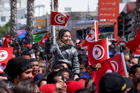 29 mars 2015 : Le président tunisien Béji Caïd Essebsi et plusieurs hauts responsables étrangers ont rejoint ce dimanche à la mi-journée la marche "contre le terrorisme" organisée à Tunis en réaction à l'attaque contre le musée du Bardo. Des dizaines de milliers de Tunisiens y participent. "Un grand salut au peuple tunisien qui a prouvé qu'il ne céderait pas au terrorisme. Merci à tous et je dis au peuple tunisien : En avant! tu n'es pas seul", a lancé Essebsi.François Hollande et le Premier ministre italien Matteo Renzi ainsi que le président gabonais Ali Bongo et son homologue palestinien Mahmoud Abbas ont participé à ce défilé d'officiels en lisière du musée. Ce défilé officiel a longé l'enceinte où se trouvent le Parlement et le musée du Bardo, théâtre de l'attaque du 18 mars dans laquelle ont péri 22 personnes. Les politiques ont ensuite inauguré une stèle portant les noms des victimes. 