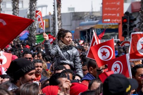 29 mars 2015 : Le président tunisien Béji Caïd Essebsi et plusieurs hauts responsables étrangers ont rejoint ce dimanche à la mi-journée la marche "contre le terrorisme" organisée à Tunis en réaction à l'attaque contre le musée du Bardo. Des dizaines de milliers de Tunisiens y participent. "Un grand salut au peuple tunisien qui a prouvé qu'il ne céderait pas au terrorisme. Merci à tous et je dis au peuple tunisien : En avant! tu n'es pas seul", a lancé Essebsi.François Hollande et le Premier ministre italien Matteo Renzi ainsi que le président gabonais Ali Bongo et son homologue palestinien Mahmoud Abbas ont participé à ce défilé d'officiels en lisière du musée. Ce défilé officiel a longé l'enceinte où se trouvent le Parlement et le musée du Bardo, théâtre de l'attaque du 18 mars dans laquelle ont péri 22 personnes. Les politiques ont ensuite inauguré une stèle portant les noms des victimes. 