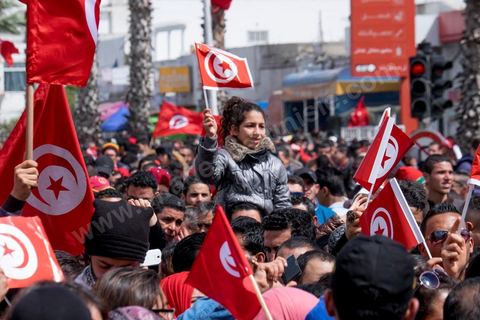 29 mars 2015 : Le président tunisien Béji Caïd Essebsi et plusieurs hauts responsables étrangers ont rejoint ce dimanche à la mi-journée la marche "contre le terrorisme" organisée à Tunis en réaction à l'attaque contre le musée du Bardo. Des dizaines de milliers de Tunisiens y participent. "Un grand salut au peuple tunisien qui a prouvé qu'il ne céderait pas au terrorisme. Merci à tous et je dis au peuple tunisien : En avant! tu n'es pas seul", a lancé Essebsi.François Hollande et le Premier ministre italien Matteo Renzi ainsi que le président gabonais Ali Bongo et son homologue palestinien Mahmoud Abbas ont participé à ce défilé d'officiels en lisière du musée. Ce défilé officiel a longé l'enceinte où se trouvent le Parlement et le musée du Bardo, théâtre de l'attaque du 18 mars dans laquelle ont péri 22 personnes. Les politiques ont ensuite inauguré une stèle portant les noms des victimes. 