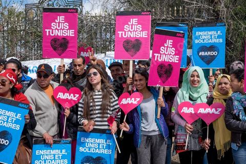 29 mars 2015 : Le président tunisien Béji Caïd Essebsi et plusieurs hauts responsables étrangers ont rejoint ce dimanche à la mi-journée la marche "contre le terrorisme" organisée à Tunis en réaction à l'attaque contre le musée du Bardo. Des dizaines de milliers de Tunisiens y participent. "Un grand salut au peuple tunisien qui a prouvé qu'il ne céderait pas au terrorisme. Merci à tous et je dis au peuple tunisien : En avant! tu n'es pas seul", a lancé Essebsi.François Hollande et le Premier ministre italien Matteo Renzi ainsi que le président gabonais Ali Bongo et son homologue palestinien Mahmoud Abbas ont participé à ce défilé d'officiels en lisière du musée. Ce défilé officiel a longé l'enceinte où se trouvent le Parlement et le musée du Bardo, théâtre de l'attaque du 18 mars dans laquelle ont péri 22 personnes. Les politiques ont ensuite inauguré une stèle portant les noms des victimes. 