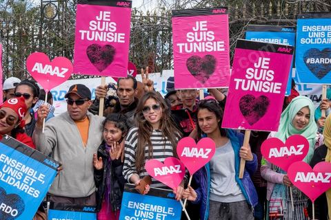 29 mars 2015 : Le président tunisien Béji Caïd Essebsi et plusieurs hauts responsables étrangers ont rejoint ce dimanche à la mi-journée la marche "contre le terrorisme" organisée à Tunis en réaction à l'attaque contre le musée du Bardo. Des dizaines de milliers de Tunisiens y participent. "Un grand salut au peuple tunisien qui a prouvé qu'il ne céderait pas au terrorisme. Merci à tous et je dis au peuple tunisien : En avant! tu n'es pas seul", a lancé Essebsi.François Hollande et le Premier ministre italien Matteo Renzi ainsi que le président gabonais Ali Bongo et son homologue palestinien Mahmoud Abbas ont participé à ce défilé d'officiels en lisière du musée. Ce défilé officiel a longé l'enceinte où se trouvent le Parlement et le musée du Bardo, théâtre de l'attaque du 18 mars dans laquelle ont péri 22 personnes. Les politiques ont ensuite inauguré une stèle portant les noms des victimes. 
