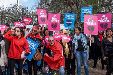 29 mars 2015 : Le président tunisien Béji Caïd Essebsi et plusieurs hauts responsables étrangers ont rejoint ce dimanche à la mi-journée la marche "contre le terrorisme" organisée à Tunis en réaction à l'attaque contre le musée du Bardo. Des dizaines de milliers de Tunisiens y participent. "Un grand salut au peuple tunisien qui a prouvé qu'il ne céderait pas au terrorisme. Merci à tous et je dis au peuple tunisien : En avant! tu n'es pas seul", a lancé Essebsi.François Hollande et le Premier ministre italien Matteo Renzi ainsi que le président gabonais Ali Bongo et son homologue palestinien Mahmoud Abbas ont participé à ce défilé d'officiels en lisière du musée. Ce défilé officiel a longé l'enceinte où se trouvent le Parlement et le musée du Bardo, théâtre de l'attaque du 18 mars dans laquelle ont péri 22 personnes. Les politiques ont ensuite inauguré une stèle portant les noms des victimes. 