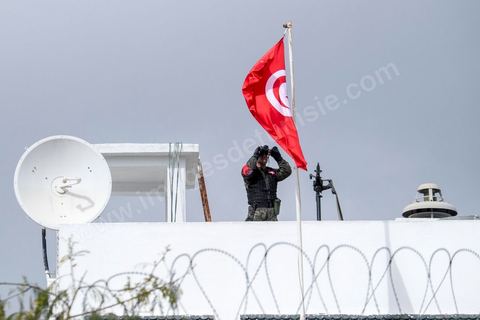 29 mars 2012 : Impressionnat dispositif sécuritaire de la police et de l'armée. Le président tunisien Béji Caïd Essebsi et plusieurs hauts responsables étrangers ont rejoint ce dimanche à la mi-journée la marche "contre le terrorisme" organisée à Tunis en réaction à l'attaque contre le musée du Bardo. Des dizaines de milliers de Tunisiens y participent. "Un grand salut au peuple tunisien qui a prouvé qu'il ne céderait pas au terrorisme. Merci à tous et je dis au peuple tunisien : En avant! tu n'es pas seul", a lancé Essebsi.François Hollande et le Premier ministre italien Matteo Renzi ainsi que le président gabonais Ali Bongo et son homologue palestinien Mahmoud Abbas ont participé à ce défilé d'officiels en lisière du musée. Ce défilé officiel a longé l'enceinte où se trouvent le Parlement et le musée du Bardo, théâtre de l'attaque du 18 mars dans laquelle ont péri 22 personnes. Les politiques ont ensuite inauguré une stèle portant les noms des victimes. 