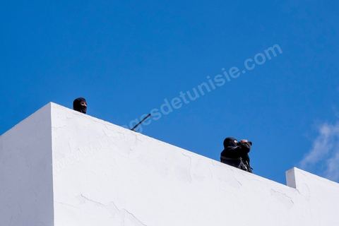 29 mars 2012 : Impressionnat dispositif sécuritaire de la police et de l'armée. Le président tunisien Béji Caïd Essebsi et plusieurs hauts responsables étrangers ont rejoint ce dimanche à la mi-journée la marche "contre le terrorisme" organisée à Tunis en réaction à l'attaque contre le musée du Bardo. Des dizaines de milliers de Tunisiens y participent. "Un grand salut au peuple tunisien qui a prouvé qu'il ne céderait pas au terrorisme. Merci à tous et je dis au peuple tunisien : En avant! tu n'es pas seul", a lancé Essebsi.François Hollande et le Premier ministre italien Matteo Renzi ainsi que le président gabonais Ali Bongo et son homologue palestinien Mahmoud Abbas ont participé à ce défilé d'officiels en lisière du musée. Ce défilé officiel a longé l'enceinte où se trouvent le Parlement et le musée du Bardo, théâtre de l'attaque du 18 mars dans laquelle ont péri 22 personnes. Les politiques ont ensuite inauguré une stèle portant les noms des victimes. 