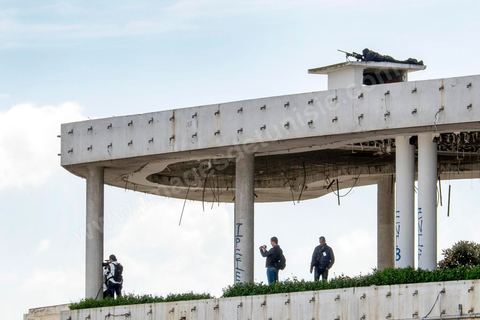 29 mars 2012 : Impressionnat dispositif sécuritaire de la police et de l'armée. Le président tunisien Béji Caïd Essebsi et plusieurs hauts responsables étrangers ont rejoint ce dimanche à la mi-journée la marche "contre le terrorisme" organisée à Tunis en réaction à l'attaque contre le musée du Bardo. Des dizaines de milliers de Tunisiens y participent. "Un grand salut au peuple tunisien qui a prouvé qu'il ne céderait pas au terrorisme. Merci à tous et je dis au peuple tunisien : En avant! tu n'es pas seul", a lancé Essebsi.François Hollande et le Premier ministre italien Matteo Renzi ainsi que le président gabonais Ali Bongo et son homologue palestinien Mahmoud Abbas ont participé à ce défilé d'officiels en lisière du musée. Ce défilé officiel a longé l'enceinte où se trouvent le Parlement et le musée du Bardo, théâtre de l'attaque du 18 mars dans laquelle ont péri 22 personnes. Les politiques ont ensuite inauguré une stèle portant les noms des victimes. 