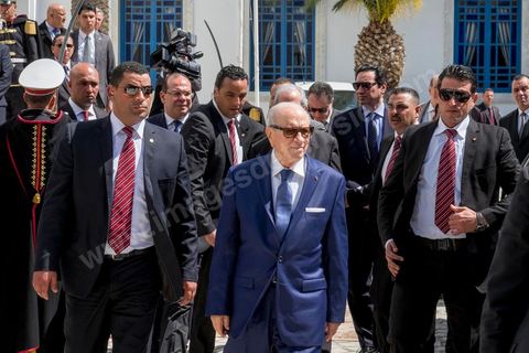29 mars 2012 : Le président tunisien Béji Caïd Essebsi et plusieurs hauts responsables étrangers ont rejoint ce dimanche à la mi-journée la marche "contre le terrorisme" organisée à Tunis en réaction à l'attaque contre le musée du Bardo. Des dizaines de milliers de Tunisiens y participent. "Un grand salut au peuple tunisien qui a prouvé qu'il ne céderait pas au terrorisme. Merci à tous et je dis au peuple tunisien : En avant! tu n'es pas seul", a lancé Essebsi.François Hollande et le Premier ministre italien Matteo Renzi ainsi que le président gabonais Ali Bongo et son homologue palestinien Mahmoud Abbas ont participé à ce défilé d'officiels en lisière du musée. Ce défilé officiel a longé l'enceinte où se trouvent le Parlement et le musée du Bardo, théâtre de l'attaque du 18 mars dans laquelle ont péri 22 personnes. Les politiques ont ensuite inauguré une stèle portant les noms des victimes. 